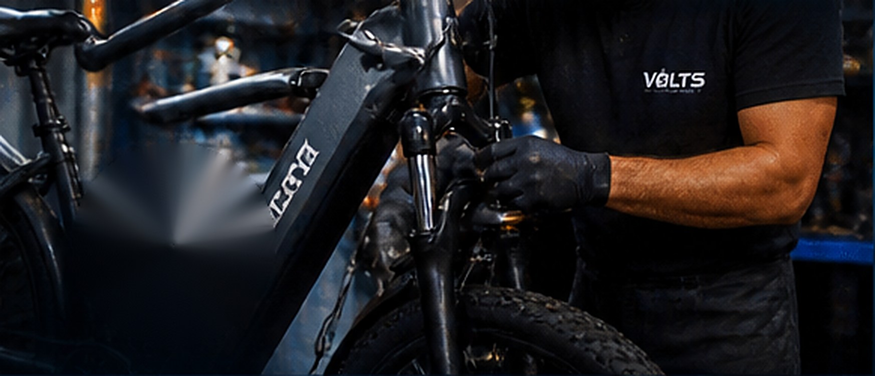 Mecânico da VOLTS fazendo a revisão de uma bike elétrica